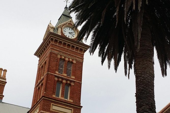 Adelaide Walking Tour: Hills, Squares and Parklands - Wellington Hotel: Your Starting Point and Quick Adelaide Orientation