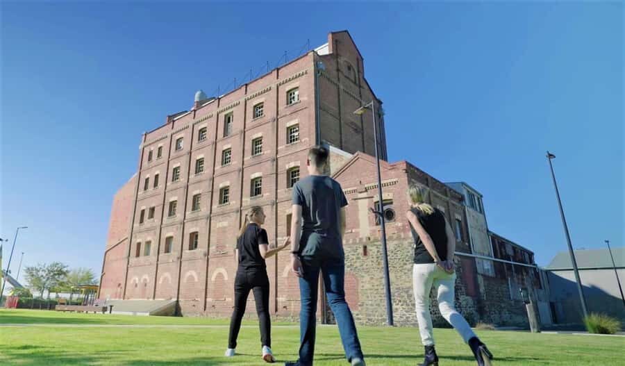 Port Adelaide: Walking Tour with Food Tasting & Drinks - Key things to know before you go