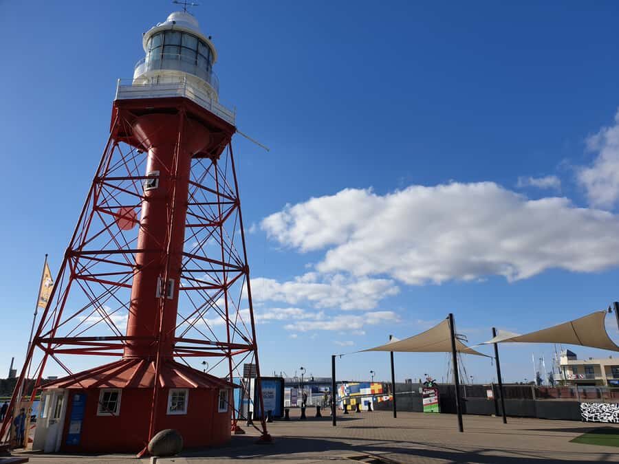 Port Adelaide: Walking Tour with Food Tasting & Drinks - Old pubs and a real drink break